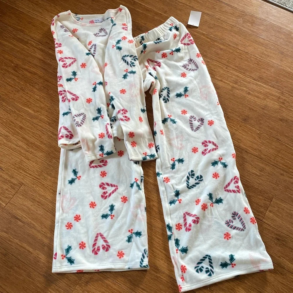 Nordstrom Rack NWT women’s 2 piece pj set - medium - fleece - holiday theme